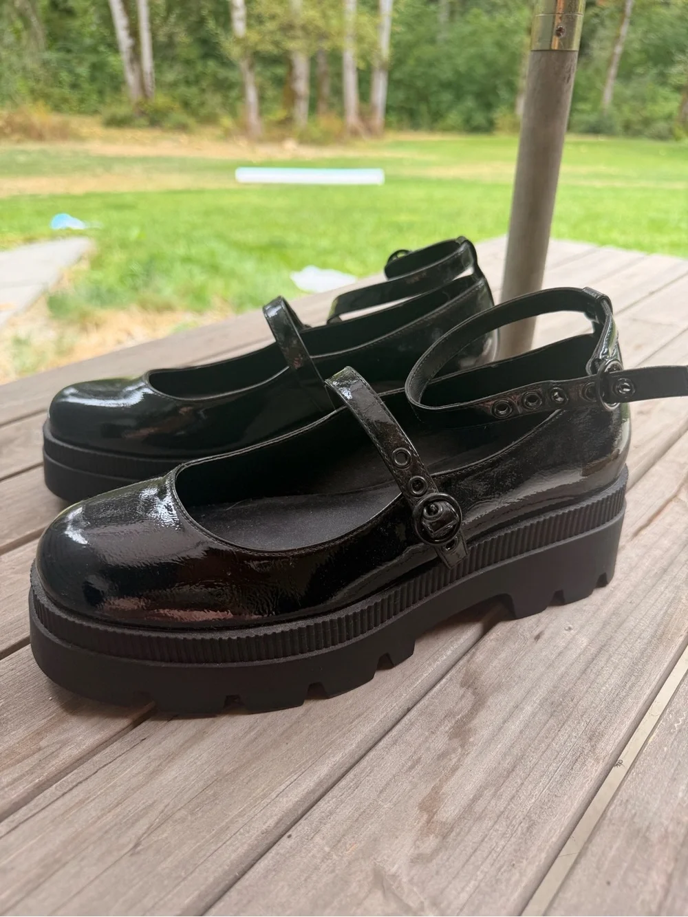 Jessica Simpson sleek black
